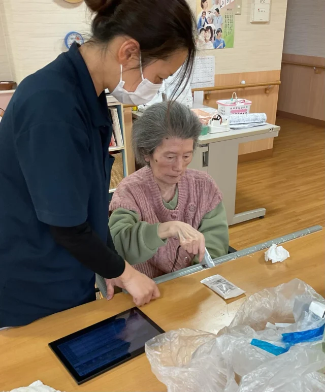 つつじユニットです🌺 職員と一緒に検品のお手伝いして頂いています！途中から手慣れてスムーズに出来ました🥹#加古川さくら園#特養#特別養護老人ホーム#検品