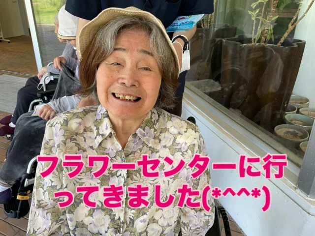 あかね、あおばユニットです♪外出行事で加西フラワーセンターに行ってきました💐快晴ですが、真夏のように暑く皆さん汗ばんでおりました💦お土産に花を買ったので、皆様で育てていきます♪#加古川さくら園#特養#加西フラワーセンター#お花