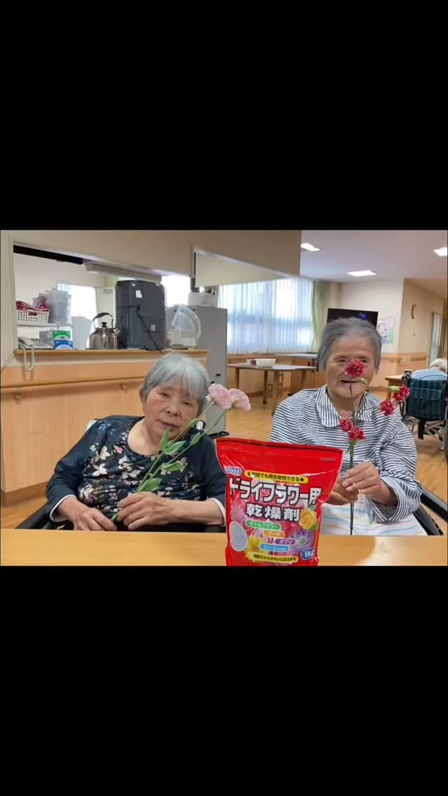 ききょうユニットです♪今日はお花が大好きな入居者様とドライフラワー作りをしました🌸✨一週間後どんなドライフラワーになってるのかお楽しみにしててくださいねっ☺️☺️#加古川さくら園 #特養 #特別養護老人ホーム #加古川さくら園特養
