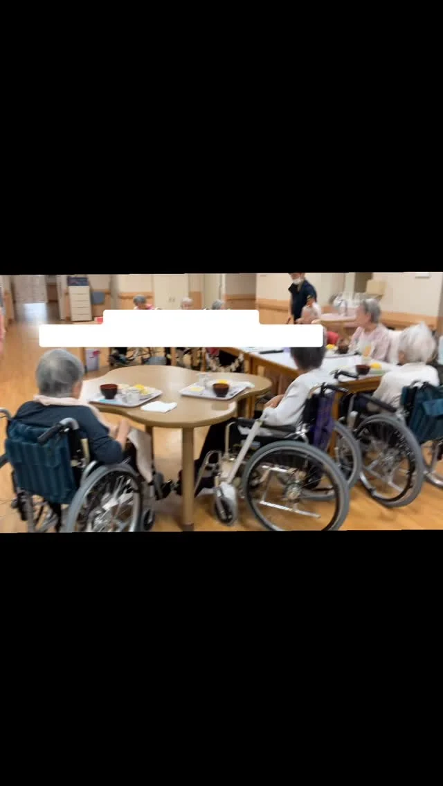 ききょうユニットです♪本日7月15日入居者様のお誕生日会を開催しました‼️ききょうユニットの皆さんでお昼ご飯を食べ歌を歌いお祝いさせていただきました✨🎁阪神タイガースが大好きな入居者様なのでしっかり阪神タイガースの誕生日プレゼントをお渡ししました♪とても喜んでくださりとっても嬉しかったです🌸