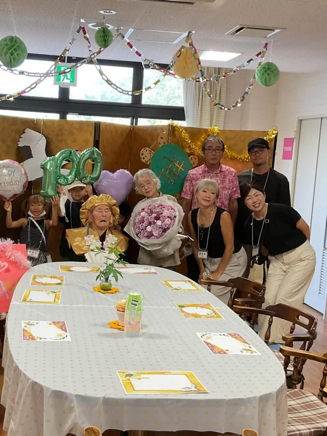 あおばユニットです😁100歳を迎えられた方の、お誕生日会を開催致しました(*^_^*)ご家族も大勢来られ、大変楽しい時間を皆様で共有出来たことに感謝申し上げます。今後も末永く、お元気で🤗#加古川さくら園#特養#特別養護老人ホーム#お誕生日#100歳