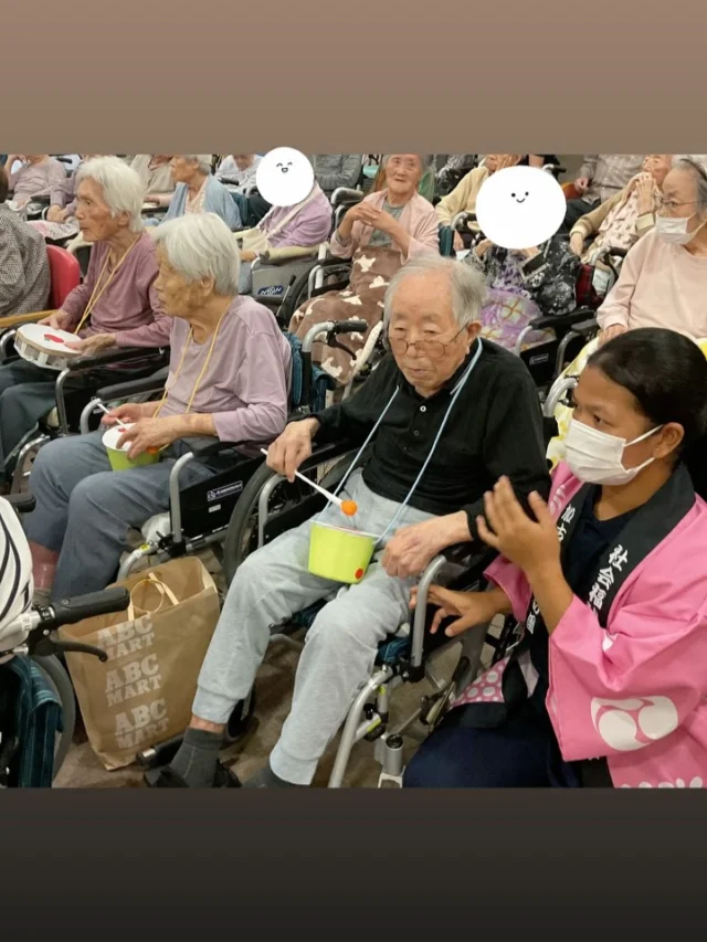 つつじユニットです🌺さくら音楽祭終了しました🎵つつじユニットはリンゴの唄を歌いました🍎雨でしたがみなさん楽しんでいただけました♪#さくら音楽祭#特別養護老人ホーム#特養#加古川さくら園#加古川さくら園特養