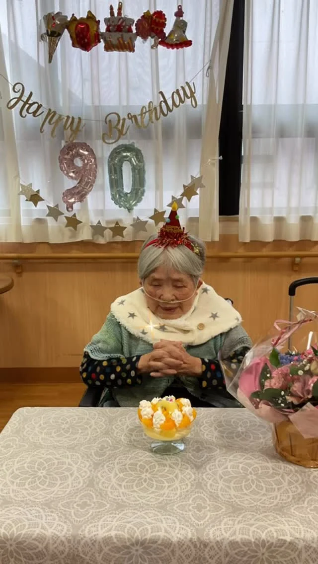 ききょうユニットです♪本日は11月生まれの利用者様のお誕生日会を開催しました🎂いつも穏やかでニコニコお話ししてくれる優しい方です☺️大好きなフルーツとプリンのパフェを出した瞬間には手を組んでとても笑顔になられておりとても嬉しい気持ちになりました。家族様からは素敵な花束をプレゼントでした💐プレゼントしたマフラーもとてもお似合いでこれから使っていただけると嬉しいです👏🏻#加古川さくら園 #特養 #加古川さくら園特養 #誕生日