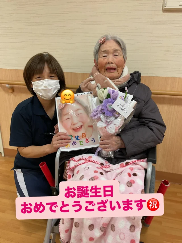 あおばユニットです♪11月にお誕生日を迎えられた入居者様のお誕生日会を行いました❤️大好きなお寿司、ケーキを召し上がられ、とても喜ばれていました😌これからも末永くお元気で🤗#加古川さくら園#特養#特別養護老人ホーム#加古川#お誕生日