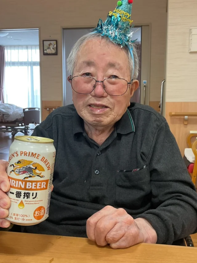 先日誕生日を迎えられた入居者様の誕生日会を行いました🎉入居者様のご希望に合わせてビールとすき焼きでお祝いしました🍺これからも元気でたくさんの笑顔見せてください☺️#特別養護老人ホーム#特養#加古川さくら園#加古川さくら園特養#誕生日#すき焼き#ビール