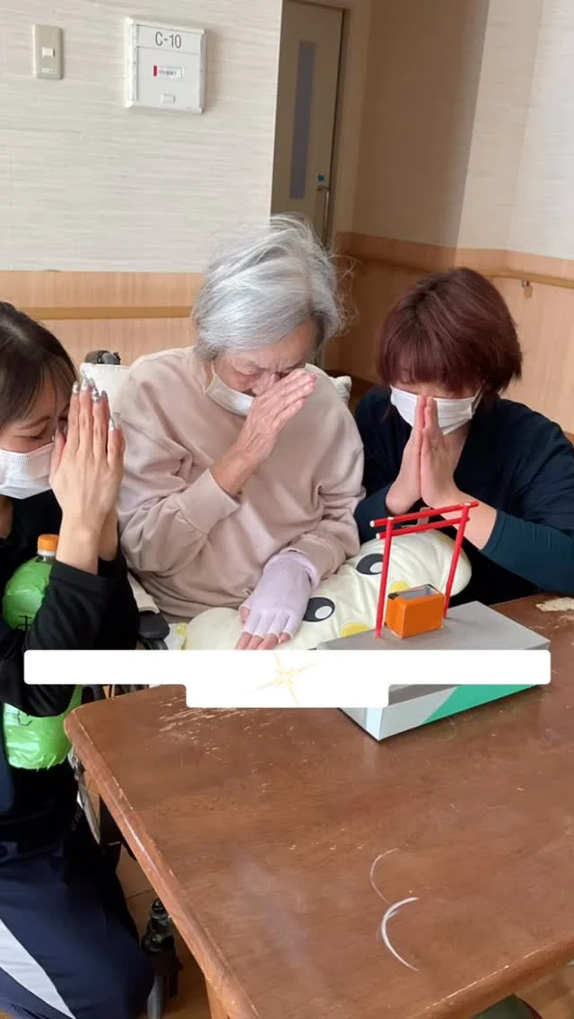 ききょうユニットです♪うぐいす神社がききょうユニットに回って来てくれました‼️初詣気分で皆さんとても大好評でした。おみくじの内容も一つ一つ書いてありとても良かったです⛩️#加古川さくら園 #特養 #特別養護老人ホーム #加古川 #加古川さくら園特養