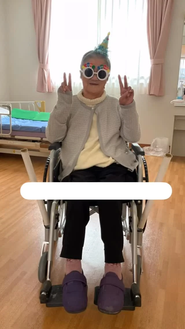 ききょうユニットです✌🏻入居者様の誕生日パーティーを開催しました♪ケーキではなくちらし寿司ケーキに注目👀です！ちらし寿司が大好きな入居者様💓いい一年してくださいお誕生日おめでとうございます🎊🎈#加古川さくら園 #特養 #特別養護老人ホーム #加古川さくら園特養 #誕生日