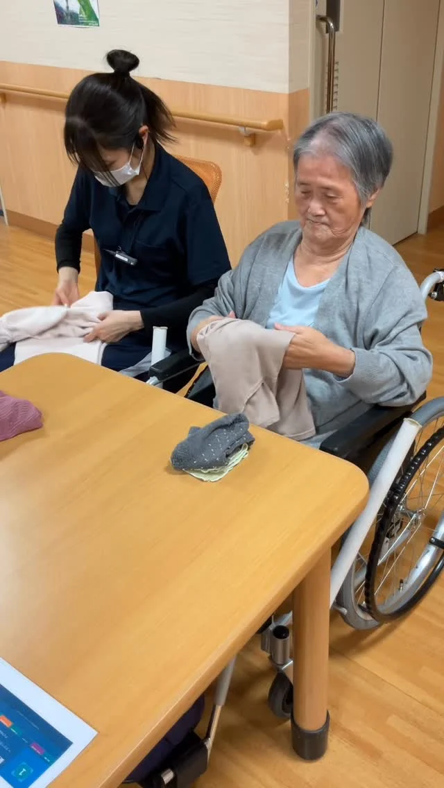 ききょうユニットの日常風景です♪どの入居者様も優しい方が多く手伝ってくださる方もいます☺️畳みながらゆっくりお話しするのもいいですよね✌🏻#加古川さくら園 #特養 #特別養護老人ホーム #加古川さくら園特養 #加古川